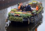 Amsterdam 15 januari 2021
Andre v Duin doopt zijn tulp in de westertoren en gaat daarna op een grote boot tulpen uitdelen op de grachten van Amsterdam.