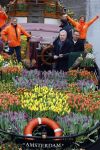 Amsterdam 15 januari 2021
Andre v Duin doopt zijn tulp in de westertoren en gaat daarna op een grote boot tulpen uitdelen op de grachten van Amsterdam.
