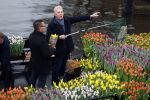 Amsterdam 15 januari 2021
Andre v Duin doopt zijn tulp in de westertoren en gaat daarna op een grote boot tulpen uitdelen op de grachten van Amsterdam.