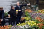 Amsterdam 15 januari 2021
Andre v Duin doopt zijn tulp in de westertoren en gaat daarna op een grote boot tulpen uitdelen op de grachten van Amsterdam.