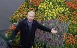 Amsterdam 15 januari 2021
Andre v Duin doopt zijn tulp in de westertoren en gaat daarna op een grote boot tulpen uitdelen op de grachten van Amsterdam.