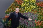 Amsterdam 15 januari 2021
Andre v Duin doopt zijn tulp in de westertoren en gaat daarna op een grote boot tulpen uitdelen op de grachten van Amsterdam.