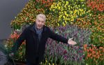 Amsterdam 15 januari 2021
Andre v Duin doopt zijn tulp in de westertoren en gaat daarna op een grote boot tulpen uitdelen op de grachten van Amsterdam.