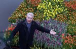 Amsterdam 15 januari 2021
Andre v Duin doopt zijn tulp in de westertoren en gaat daarna op een grote boot tulpen uitdelen op de grachten van Amsterdam.
