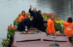 Amsterdam 15 januari 2021
Andre v Duin doopt zijn tulp in de westertoren en gaat daarna op een grote boot tulpen uitdelen op de grachten van Amsterdam.