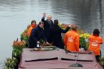 Amsterdam 15 januari 2021
Andre v Duin doopt zijn tulp in de westertoren en gaat daarna op een grote boot tulpen uitdelen op de grachten van Amsterdam.