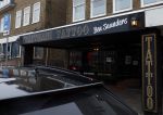 Arnhem 14 januari 2022
Ben Saunders met zijn vrouw en kinderen in zijn Tattooshop .