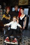 Arnhem 14 januari 2022
Ben Saunders met zijn vrouw en kinderen in zijn Tattooshop .