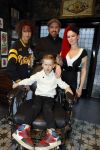 Arnhem 14 januari 2022
Ben Saunders met zijn vrouw en kinderen in zijn Tattooshop .