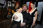 Arnhem 14 januari 2022
Ben Saunders met zijn vrouw en kinderen in zijn Tattooshop .