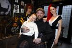 Arnhem 14 januari 2022
Ben Saunders met zijn vrouw en kinderen in zijn Tattooshop .