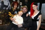 Arnhem 14 januari 2022
Ben Saunders met zijn vrouw en kinderen in zijn Tattooshop .