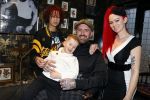 Arnhem 14 januari 2022
Ben Saunders met zijn vrouw en kinderen in zijn Tattooshop .