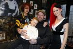 Arnhem 14 januari 2022
Ben Saunders met zijn vrouw en kinderen in zijn Tattooshop .