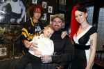 Arnhem 14 januari 2022
Ben Saunders met zijn vrouw en kinderen in zijn Tattooshop .