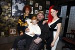 Arnhem 14 januari 2022
Ben Saunders met zijn vrouw en kinderen in zijn Tattooshop .