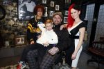 Arnhem 14 januari 2022
Ben Saunders met zijn vrouw en kinderen in zijn Tattooshop .