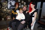 Arnhem 14 januari 2022
Ben Saunders met zijn vrouw en kinderen in zijn Tattooshop .