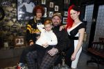 Arnhem 14 januari 2022
Ben Saunders met zijn vrouw en kinderen in zijn Tattooshop .