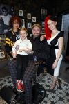 Arnhem 14 januari 2022
Ben Saunders met zijn vrouw en kinderen in zijn Tattooshop .