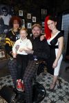 Arnhem 14 januari 2022
Ben Saunders met zijn vrouw en kinderen in zijn Tattooshop .