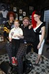Arnhem 14 januari 2022
Ben Saunders met zijn vrouw en kinderen in zijn Tattooshop .