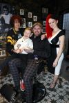 Arnhem 14 januari 2022
Ben Saunders met zijn vrouw en kinderen in zijn Tattooshop .
