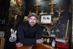Arnhem 14 januari 2022
Ben Saunders met zijn vrouw en kinderen in zijn Tattooshop .