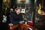 Arnhem 14 januari 2022
Ben Saunders met zijn vrouw en kinderen in zijn Tattooshop .