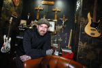 Arnhem 14 januari 2022
Ben Saunders met zijn vrouw en kinderen in zijn Tattooshop .
