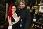 Arnhem 14 januari 2022
Ben Saunders met zijn vrouw en kinderen in zijn Tattooshop .