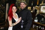 Arnhem 14 januari 2022
Ben Saunders met zijn vrouw en kinderen in zijn Tattooshop .