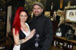 Arnhem 14 januari 2022
Ben Saunders met zijn vrouw en kinderen in zijn Tattooshop .