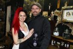 Arnhem 14 januari 2022
Ben Saunders met zijn vrouw en kinderen in zijn Tattooshop .
