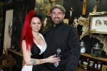 Arnhem 14 januari 2022
Ben Saunders met zijn vrouw en kinderen in zijn Tattooshop .