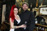Arnhem 14 januari 2022
Ben Saunders met zijn vrouw en kinderen in zijn Tattooshop .