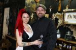 Arnhem 14 januari 2022
Ben Saunders met zijn vrouw en kinderen in zijn Tattooshop .