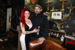 Arnhem 14 januari 2022
Ben Saunders met zijn vrouw en kinderen in zijn Tattooshop .