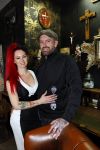 Arnhem 14 januari 2022
Ben Saunders met zijn vrouw en kinderen in zijn Tattooshop .
