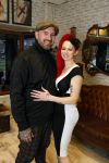 Arnhem 14 januari 2022
Ben Saunders met zijn vrouw en kinderen in zijn Tattooshop .