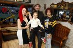 Arnhem 14 januari 2022
Ben Saunders met zijn vrouw en kinderen in zijn Tattooshop .