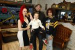 Arnhem 14 januari 2022
Ben Saunders met zijn vrouw en kinderen in zijn Tattooshop .