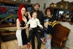 Arnhem 14 januari 2022
Ben Saunders met zijn vrouw en kinderen in zijn Tattooshop .