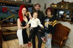 Arnhem 14 januari 2022
Ben Saunders met zijn vrouw en kinderen in zijn Tattooshop .