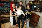 Arnhem 14 januari 2022
Ben Saunders met zijn vrouw en kinderen in zijn Tattooshop .