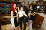 Arnhem 14 januari 2022
Ben Saunders met zijn vrouw en kinderen in zijn Tattooshop .
