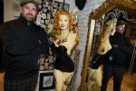 Arnhem 14 januari 2022
Ben Saunders met zijn vrouw en kinderen in zijn Tattooshop .