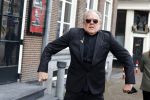 Amsterdam 19 januari 2022
Cabaretiers Bert Visscher en Jochem Myer tijdens de landelijke protestactie Kapsalon Theater in de Kleine Komedie. De cultuursector komt in actie tegen de coronamaatregelen. Tientallen theaters in heel Nederland  zijn omgebouwd tot een kapsalon.