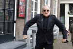 Amsterdam 19 januari 2022
Cabaretiers Bert Visscher en Jochem Myer tijdens de landelijke protestactie Kapsalon Theater in de Kleine Komedie. De cultuursector komt in actie tegen de coronamaatregelen. Tientallen theaters in heel Nederland  zijn omgebouwd tot een kapsalon.