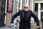 Amsterdam 19 januari 2022
Cabaretiers Bert Visscher en Jochem Myer tijdens de landelijke protestactie Kapsalon Theater in de Kleine Komedie. De cultuursector komt in actie tegen de coronamaatregelen. Tientallen theaters in heel Nederland  zijn omgebouwd tot een kapsalon.